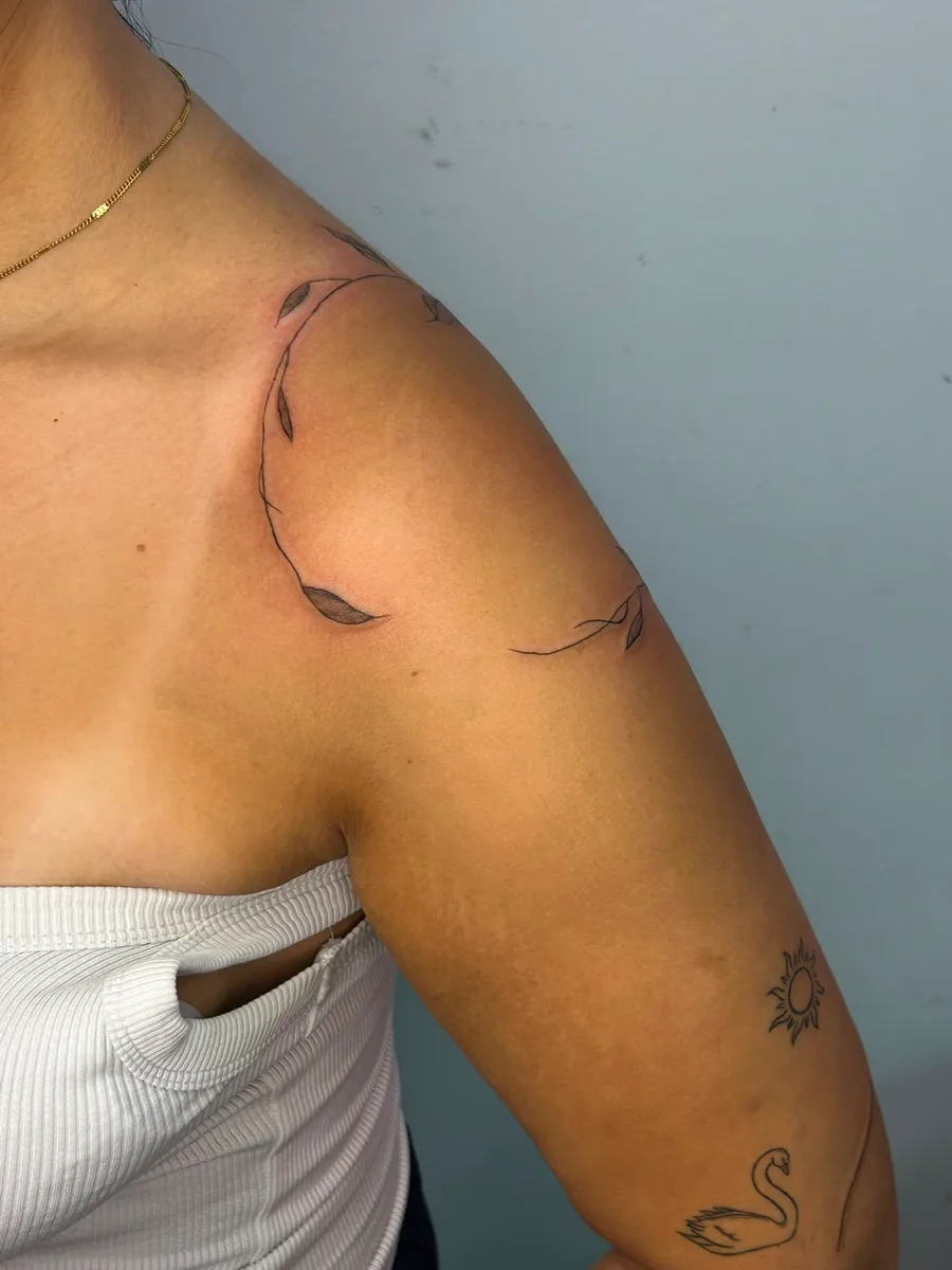 קעקוע Fine Line עדין בקו דק — עבודה 21